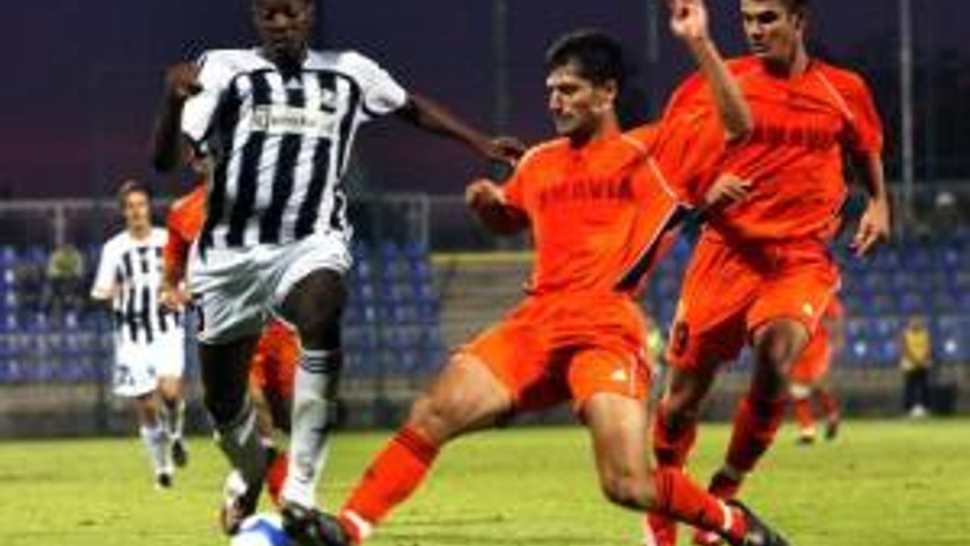 Karim Guédé, Armen Petikyan a Luis Rodrigues Cleber v súboji o loptu v odvetnom zápase 2. predkola pohára UEFA - FC Artmedia Petržalka - FC Mika Ashtarak.