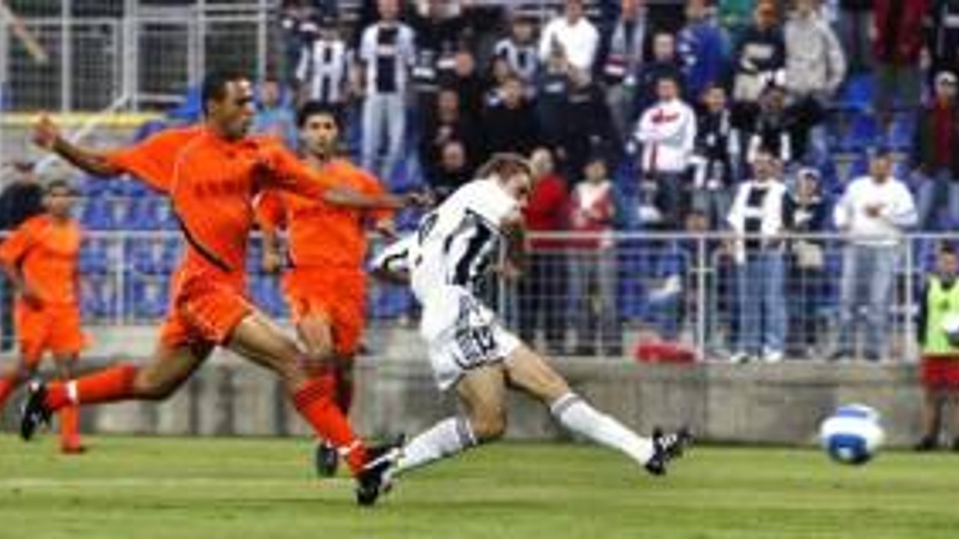 Branislav Obžera (vpravo) strieľa gól v odvetnom zápase 2. predkola pohára UEFA - FC Artmedia Petržalka - FC Mika Ashtarak.