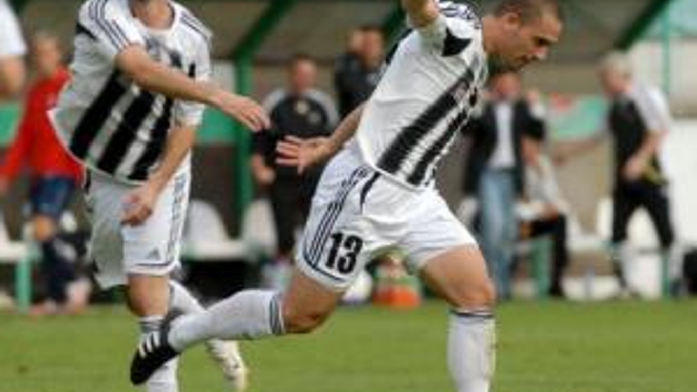 Na snímke vpravo strelec dvoch gólov Juraj Piroška sa teší zo zásahu do svätine Petra Boroša a na sn. vľavo Martin Ďurica v 8. kole Corgoň ligy medzi Artmediou Petržalka a Dukolu Banská Bystrica