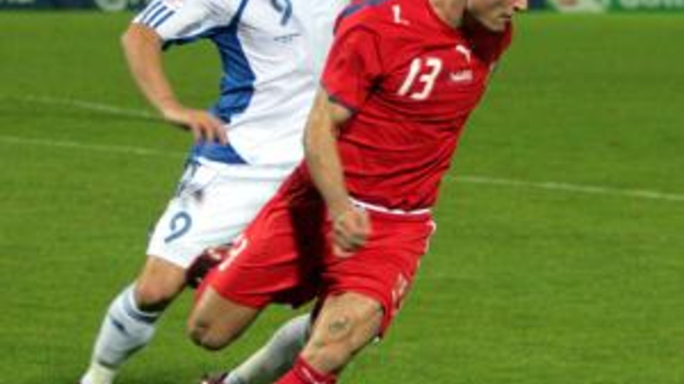 Zľava: Filip Šebo a Martin Jiránek vo vzájomnom súboji o loptu v stretnutí kvalifikácie na Majstrovstvá Európy Slovensko - Česko.