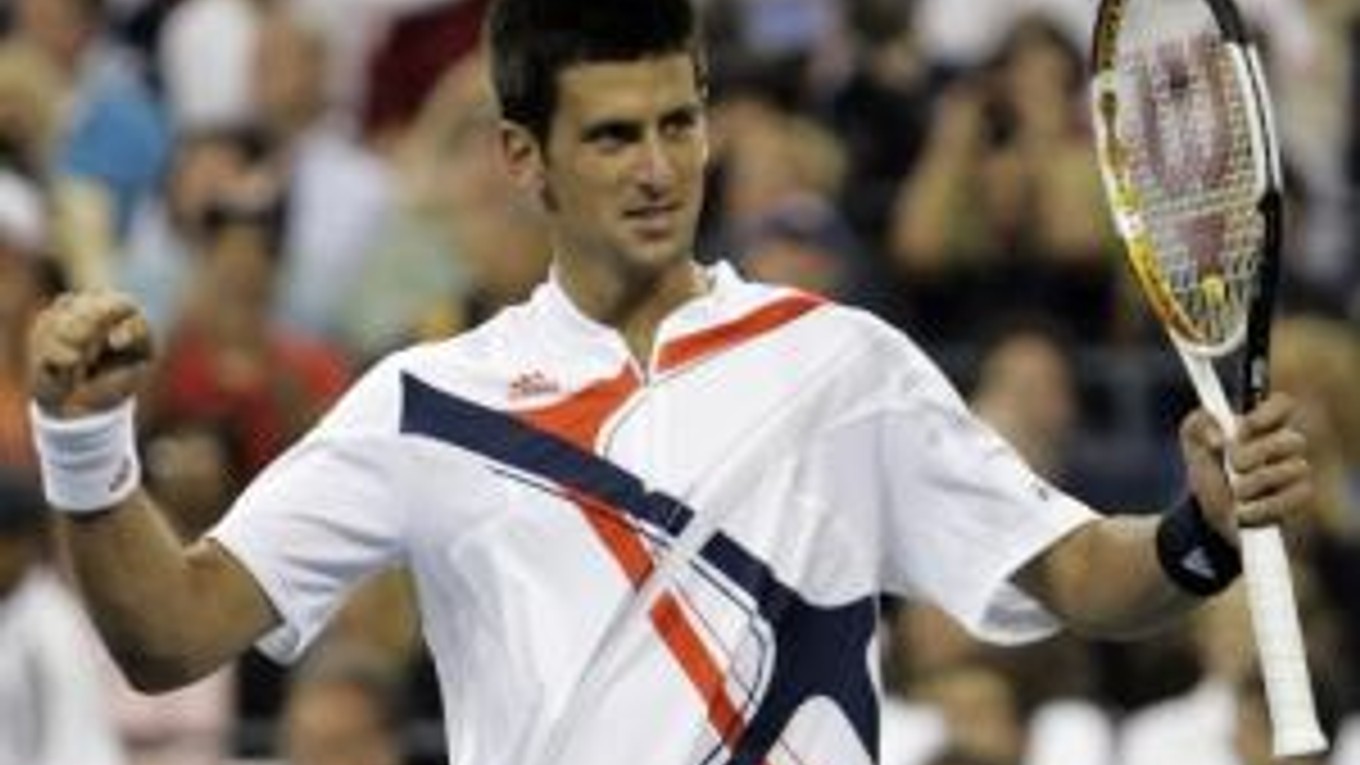 Zverenec slovenskéh trénera Vajdu Novak Djokovič oslavuje svoje víťazstvo nad Juanom Martinom Del Potrom v 3. kole US Open 2007