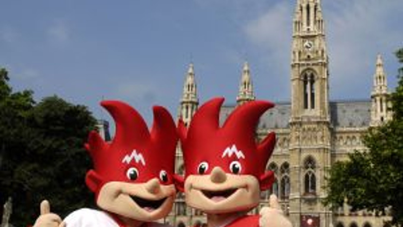 Kvalifikácia na majstrovstvá Európy 2008, ktoré sa uskutočnia v Rakúsku a Švajčiarksu (na snímke oficiálni maskoti Trix a Flix), pokračovala ďalšími zápasmi