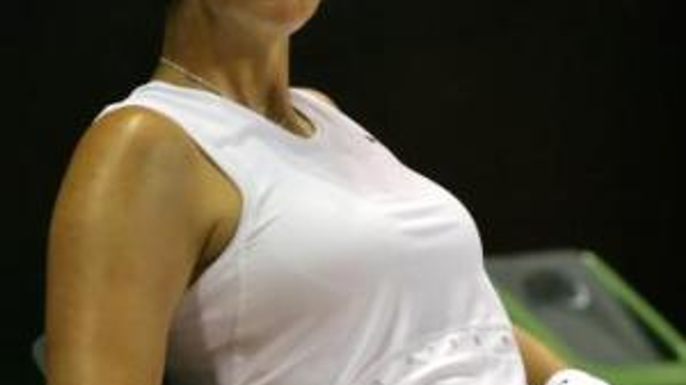 Americká tenistka Lindsay Davenportová sa pozerá na svetelnú tabuľu počas tenisového turnaja WTA na Bali proti Grékyni Eleni Daniilidouovej v indonézskom Nusa Dua 11. septembra 2007.