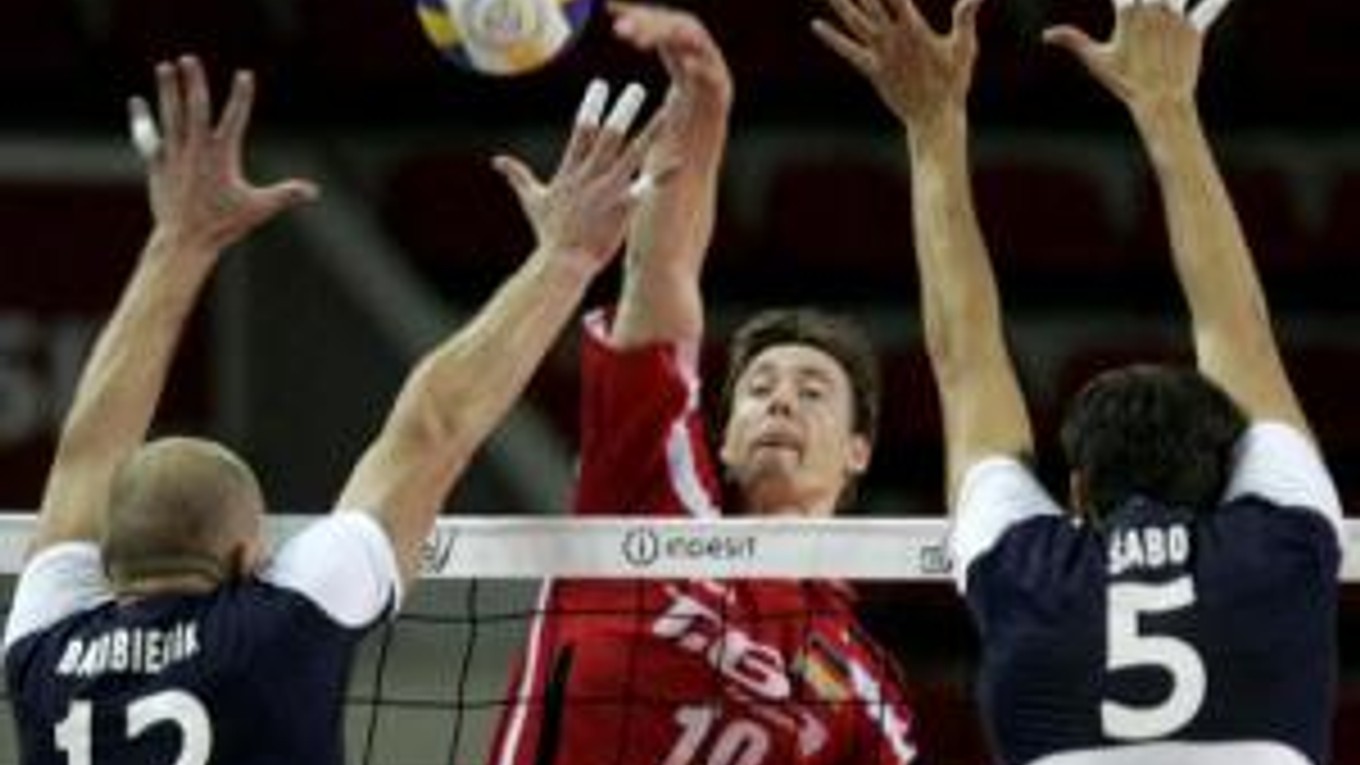 Nemec Jochen Schops smečuje loptu ponad dvojicu blokujúcich slovenských reprezentantov Barbierik - Šabo