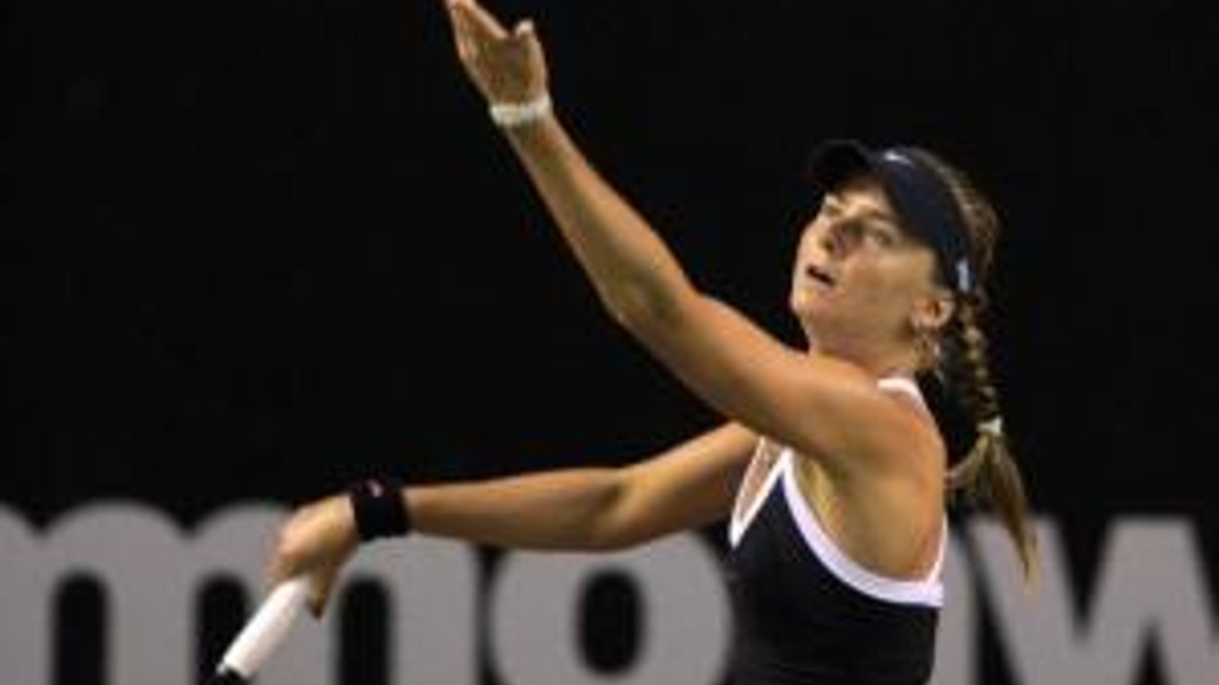 Slovenská tenistka Daniela Hantuchová podáva proti Holanďanke Elise Tamaelaovej na tenisovom turnaji WTA v Nusa Dua na ostrove Bali 12. septembra 2007.
