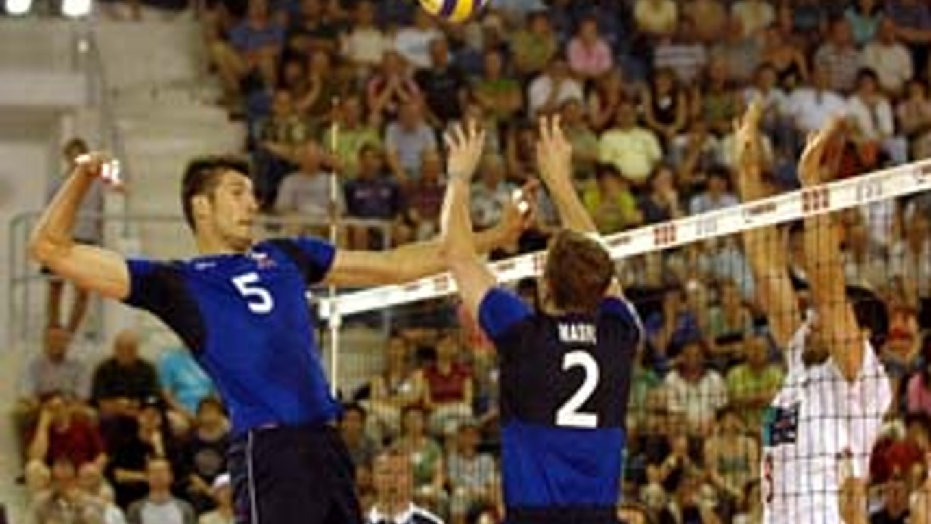 Po nahrávke kapitána slovenskej reprezentácie Michala Masného (č. 2) útočí Július Šabo. Dvadsať­osemročný Masný bol na júlovom Final Four Európskej ligy v Portugalsku vyhodnotený za najlepšieho nahrávača. V budúcej sezóne bude legionárčiť v kvalitnej poľs