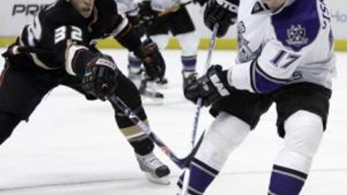 Slovenský obranca Ľubomír Všňovský striela cez Travisa Moena v prvej tretine prípravného zápasu medzi Los Angeles Kings - Anaheim Ducks