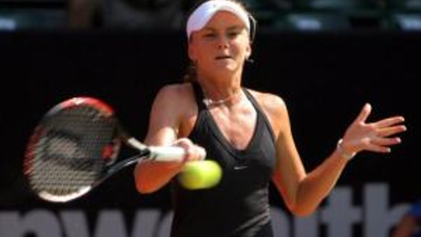 Slovenská tenistka Daniela Hantuchová odráža loptičku Japonke Ajumi Moritovej počas tenisového turnaja WTA na indonézskom ostrove Bali v Nusa Dua 14. septembra 2007.