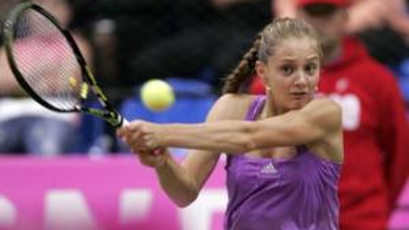 Ruská tenistka Anna Čakvetadzeová získala výhrou nad Taliankou Francescou Schiavoneovou dôležitý prvý bod pre domáce hráčky vo finále Fed Cupu v Moskve