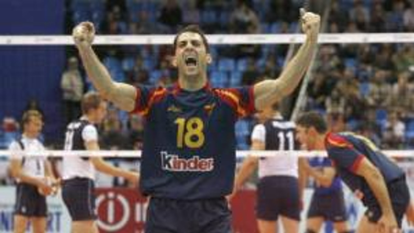 Španiel Israel Rodrigues oslavuje víťazstvo nad Fínskom v semifinále ME