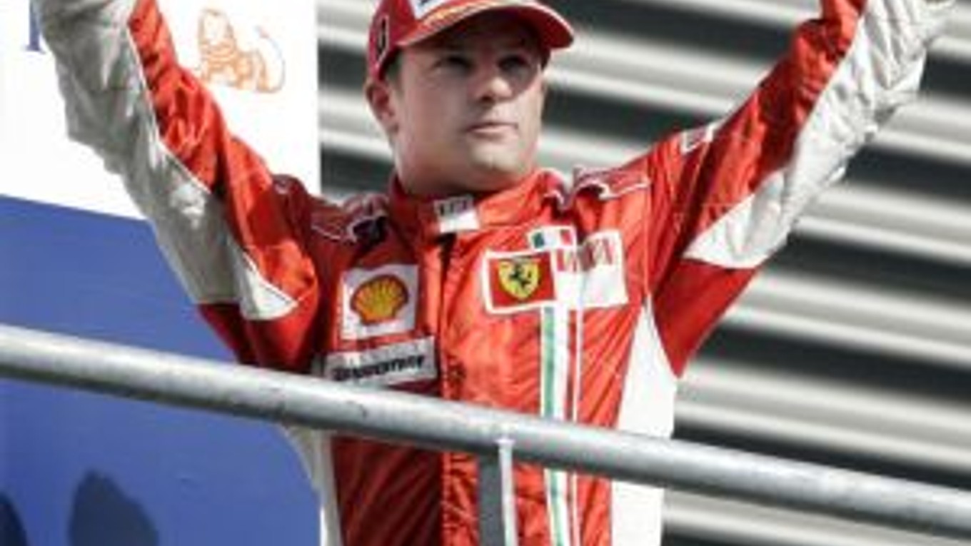 Kimi Räikkönen má po dnešku z belgickej Spa na konte víťazný hetrik.
