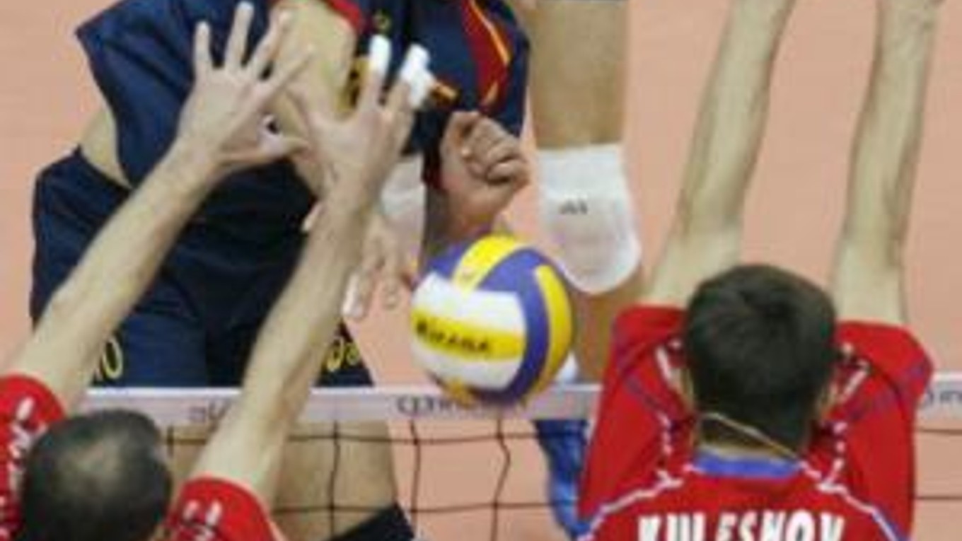 Španiel Miguel Falasca smečuje cez dvojicu blokujúcich Rusov Sergey Tetyukhin - Alexey Kuleshov vo finále ME