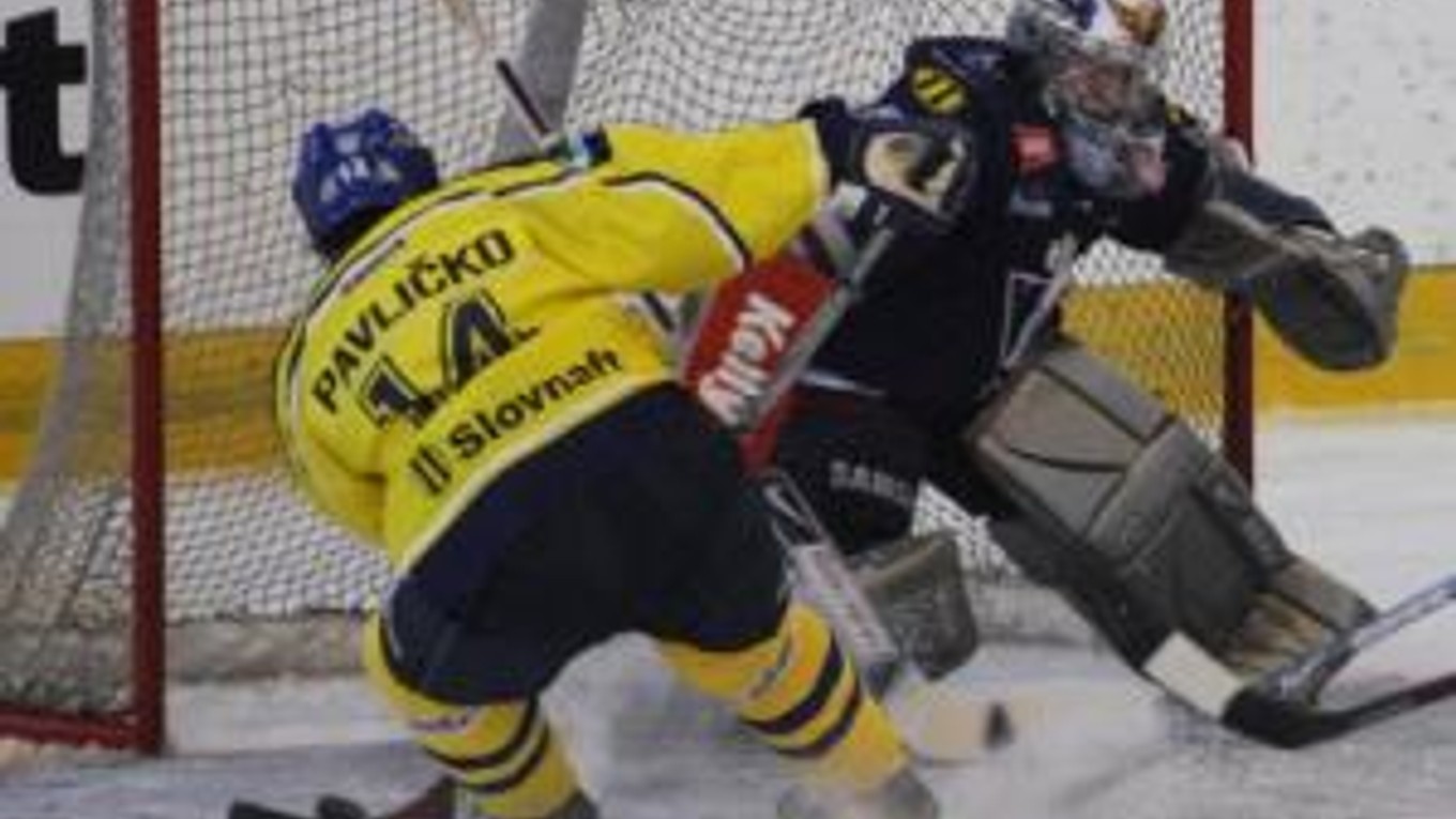 Hokejový zápas 5. kola Slovnaft extraligy medzi SkiPark MHK Kežmarok a Slovan Bratislava 16. septembra 2007 v Kežmarku. Na snímke hráč Kežmarku Pavličko v nevyužitej šanci pred brankárom Slovana Sasu Hovim