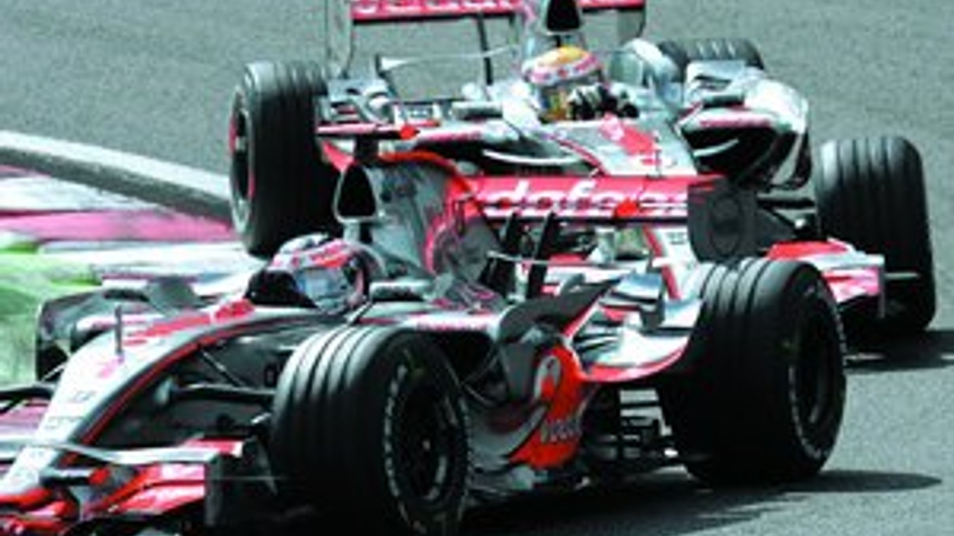 Jazdci tímu McLaren Fernando Alonso (v popredí) a Lewis Hamilton zvádzajú v každých pretekoch tuhý súboj o titul majstra sveta. Po VC Belgicka zaostáva španielsky obhajca prvenstva za britským nováčikom už len o dva body, ale vo svojom tíme je v ťažkej po