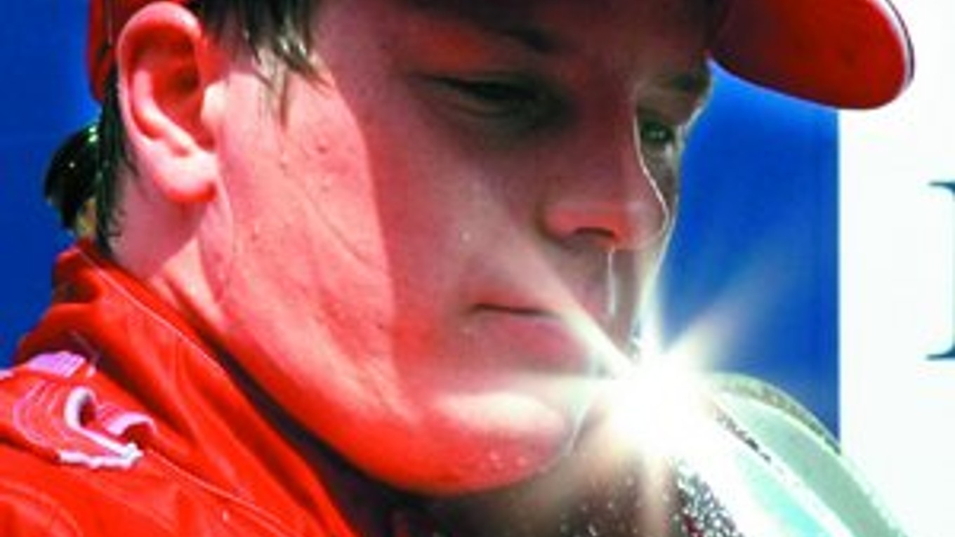 Fín Kimi Räikkönen z tímu Ferrari vyhral v Belgicku 13. preteky svojej kariéry vo formule 1. V celkovom poradí však stráca na lídra Lewisa Hamiltona (V. Brit., McLaren) 13 bodov.