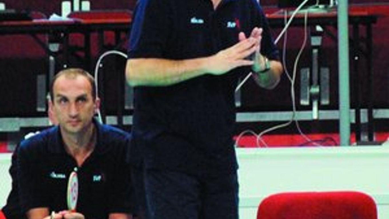 Slovenský tréner Vladimír Přidal (vpravo), vedľa neho je asistent Miroslav Palgut.