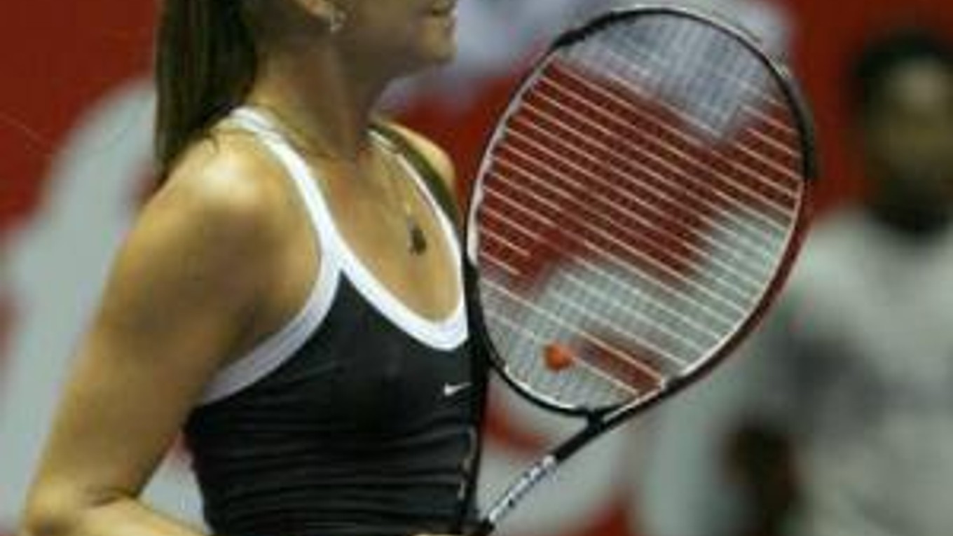 Slovenská tenistka Daniela Hantuchová reaguje po tom, ako zvíťazila nad Poľkou Martou Domachowskou počas tenisového turnaja WTA Sunfeast Open v indickej Kalkate 19. septembra 2007.