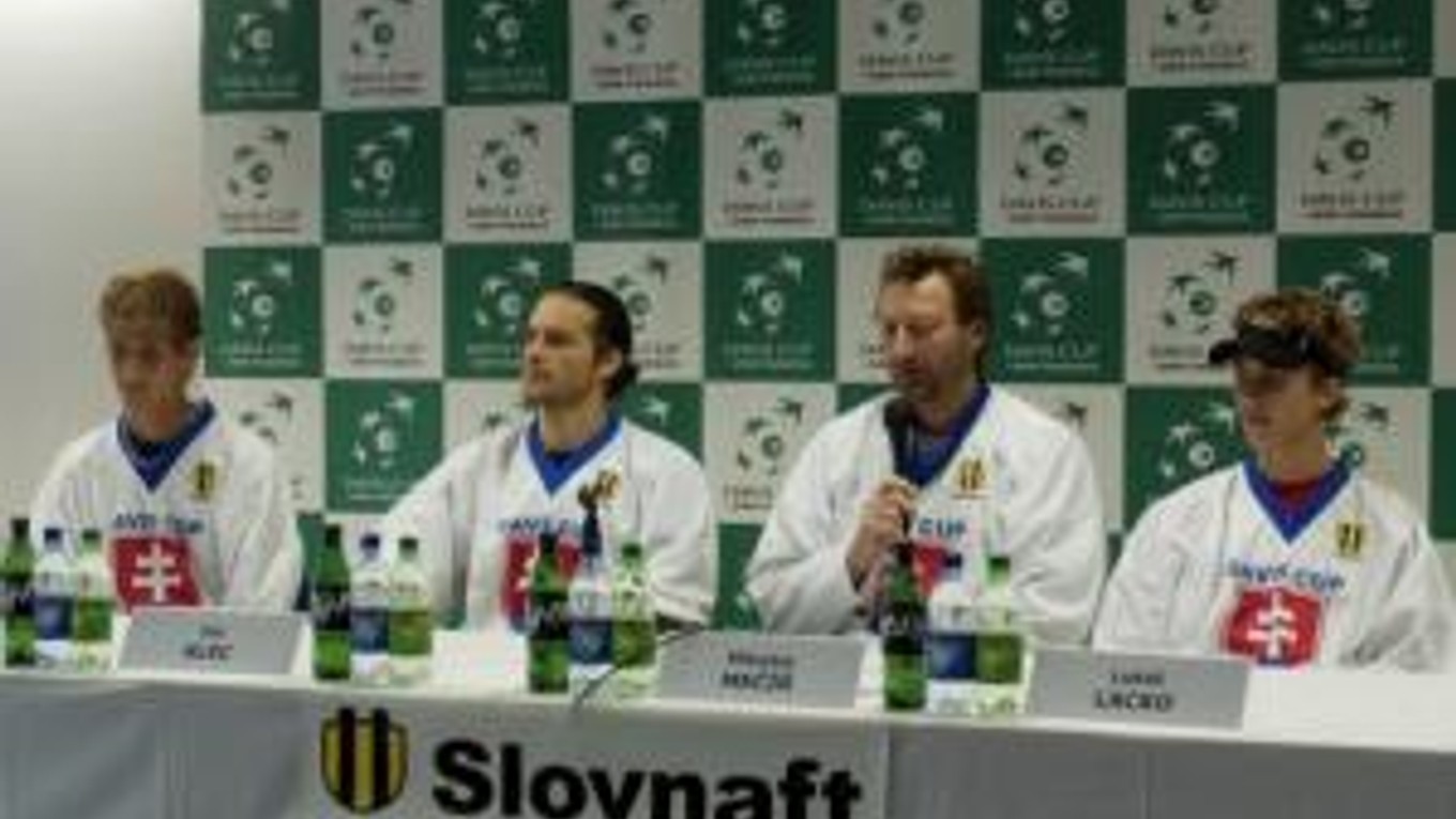 Zľava Martin Kližan, Ivo Klec, nehrajúci kapitán Miloš Mečíř a Lukáš Lacko na  tlačovej konferencii slovenského daviscupového tímu v Bratislave 17.septembra 2007 pred víkendových daviscupovým stretnutím s Kóreou.