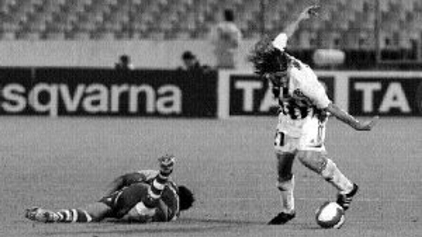 Urbánek vyzvŕtal aténsku obranu, strelil gól, bol však jediný. FOTO SME - MILAN DAVID