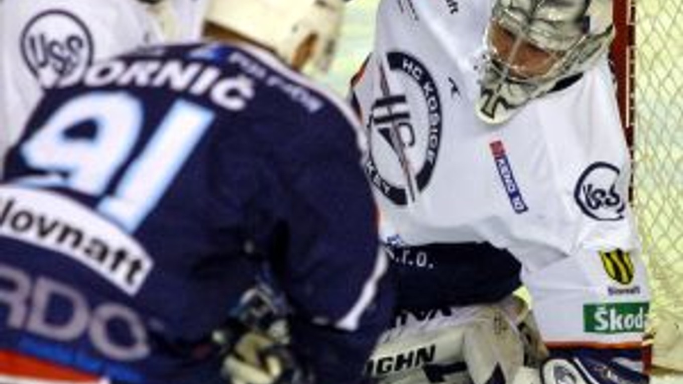 Košický brankár Miroslav Lipovský (vpravo) a jeho spoluhráč Marcel Šterbák odrážajú útok hráča Nitry Ivana Dorniča.