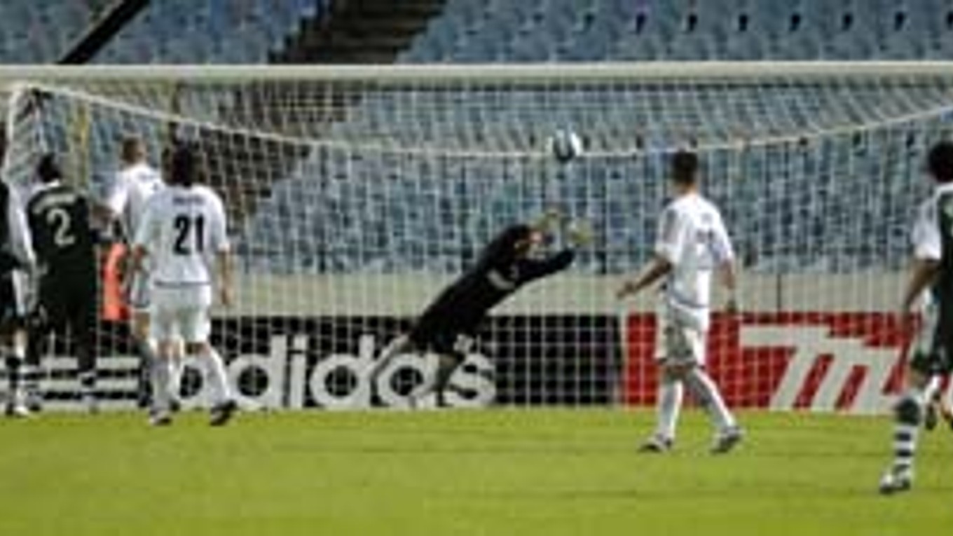 Víťazný gól N'Doyea (nie je na snímke) priletel v nadstavenom čase. Na jeho umiestnenú krížnu hlavičku bol brankár Miroslav Hýll krát­ky. Artmedia prehrala v prvom zápase 1. kola Pohára UEFA s Panathinaikosom Atény 1:2.