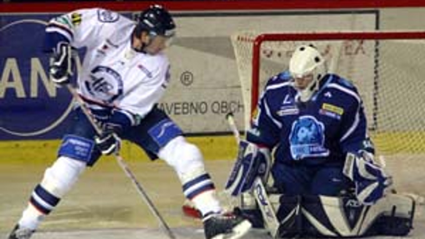 Košičan Michal Macho (vľavo) ohrozuje brankára Nitry Bronislava Konráda.