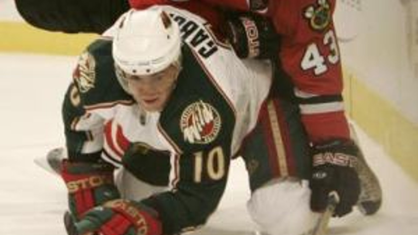 Slovenský útočník Marián Gáborík v súboji s Jamesom Wisniewskim v prípravnom zápase Chicago Black Hawks - Minnesota Wild
