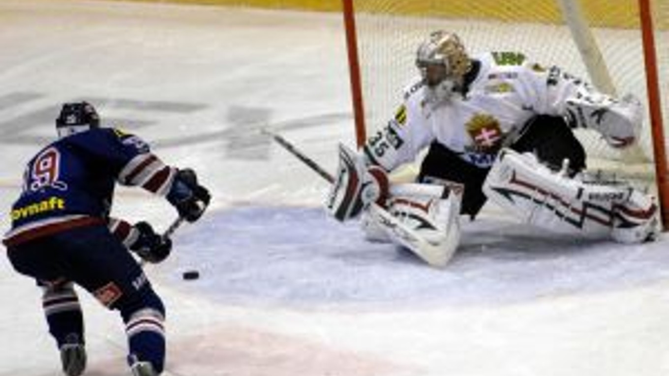 Martin Hujsa (vľavo) zo Slovana v nájazde na brankára Skalice Pavla Rybára.