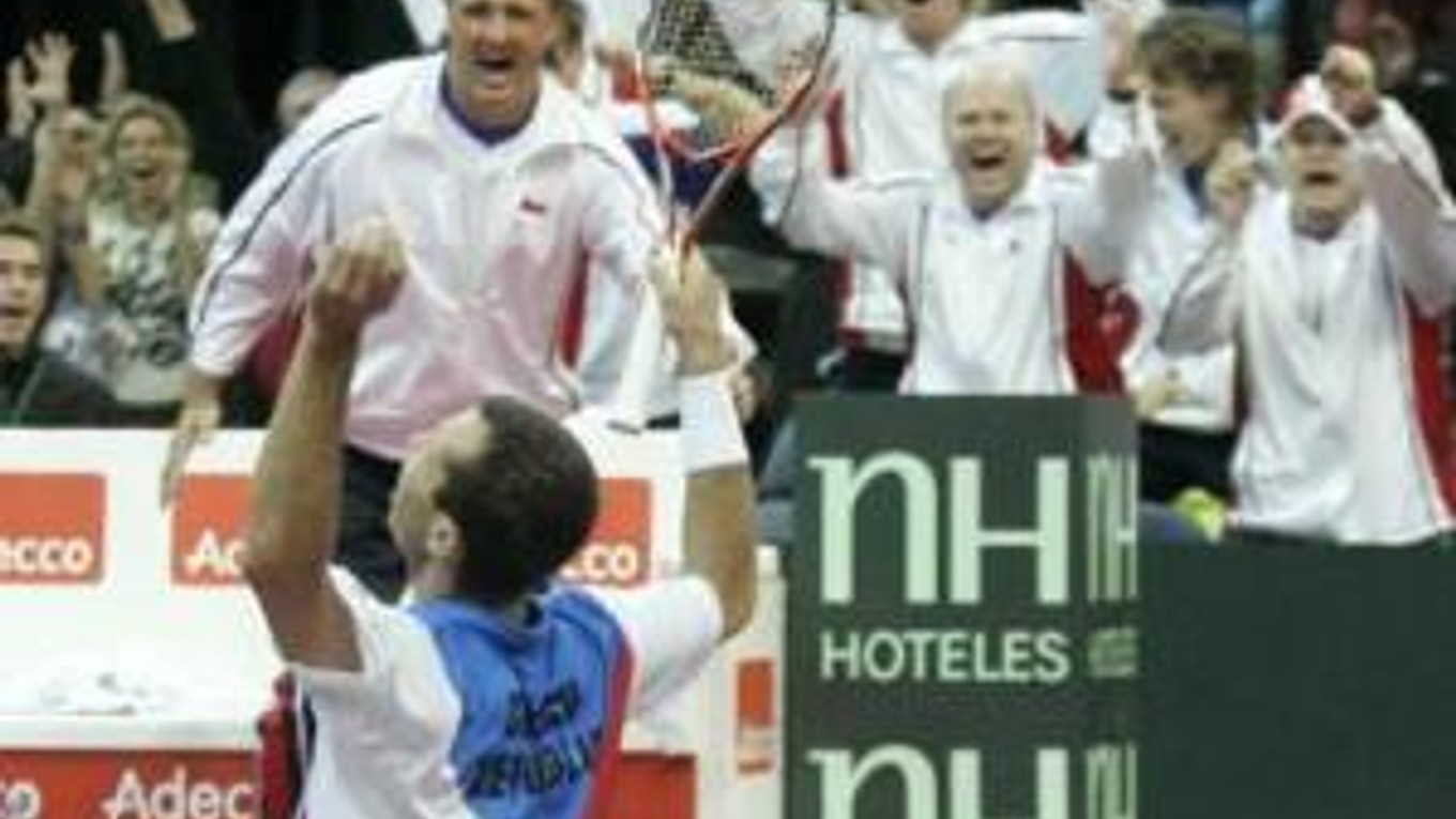 Čech Radek Štěpánek sa raduje po víťazstve nad Švajčiarom Stanislasom Wawrinkom v baráži o účasť vo svetovej skupine Davis Cupu 23. septembra 2007 v Prahe. Štěpánek zvíťazil 7:6, 6:3, 7:6 a zabezpečil česku víťazstvo 3:2.