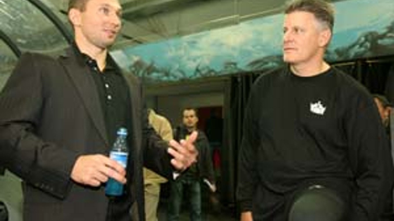 Ľubomír Višňovský (vľavo) po včerajšom tréningu tímu Kings v Salzburgu v rozhovore s koučom Markom Crawfordom.