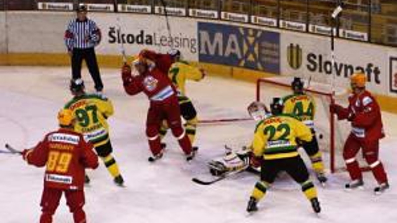 Peter Húževka striela druhý gól Dukly Trenčín v zápase s MsHK Žilina, 9. kolo Slovnaft extraligy.