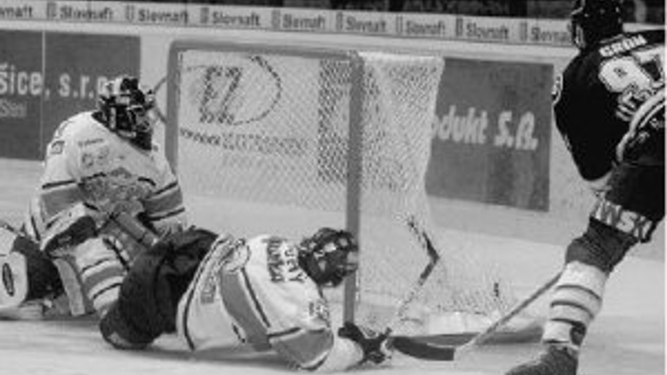 Košičan Stanislav Gron (vpravo) prekonáva brankára Zvolena Matúša Kostúra a vyrovnal na 1:1. Na ľade leží hráč Zvolenčan Jan Dlouhý. Zo zápasu 9. kola hokejovej extraligy HC Košice - HKM Zvolen 120:123.
