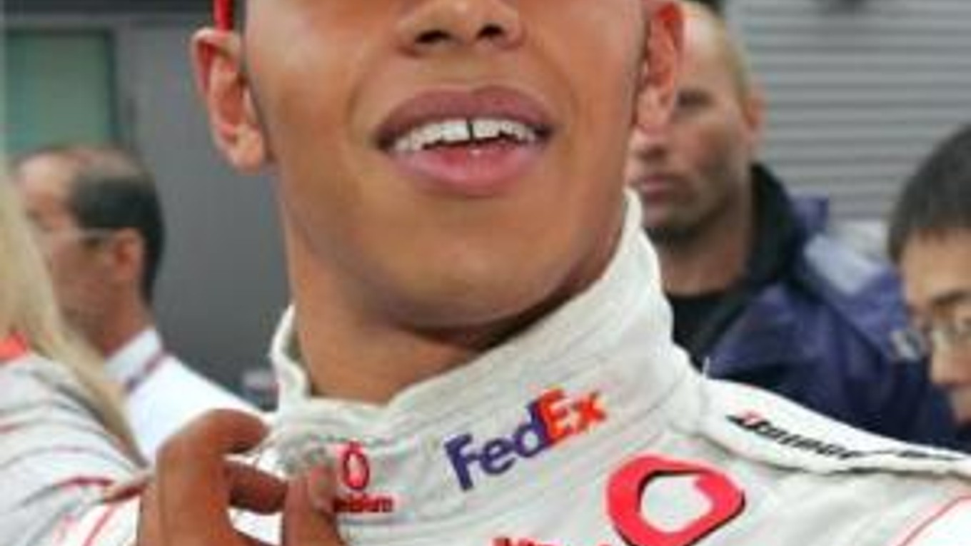 Angličan Lewis Hamilton sa teší z pole position v kvalifikácii na Veľké Cenu Belgicka