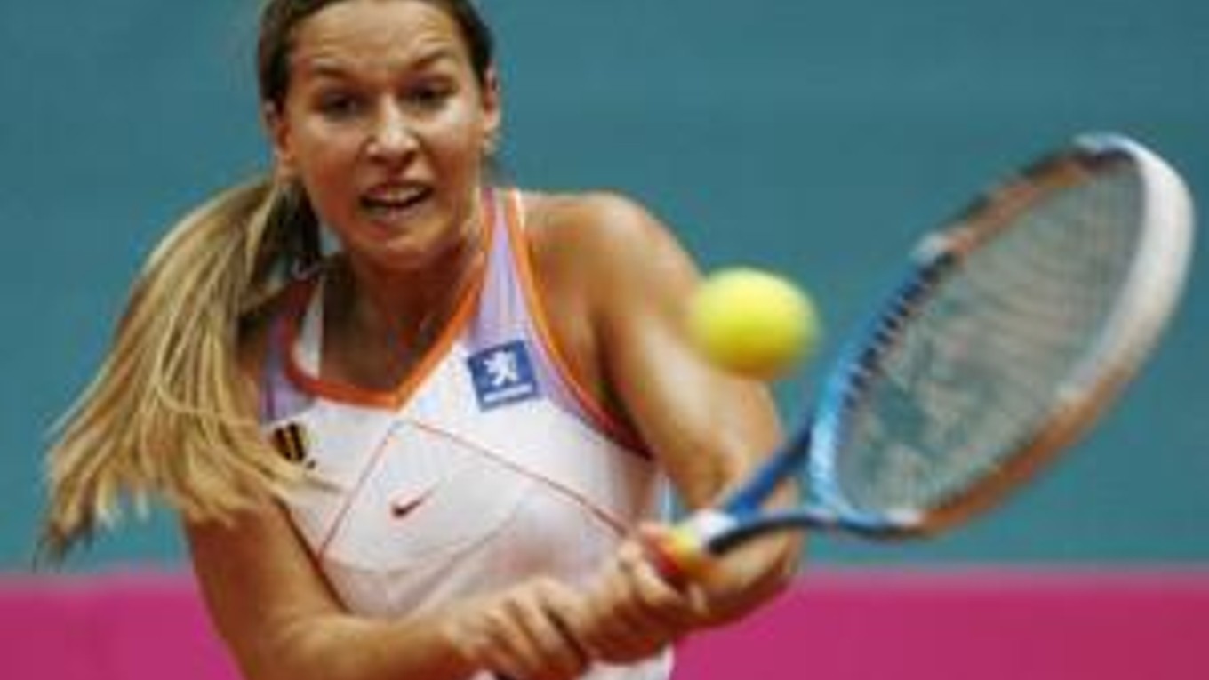 Slovenská tenistka Dominika Cibulková si musí po prehre s francúzskou Virginie Razzanovovou na prvé finále na okruhu WTA ešte počkať