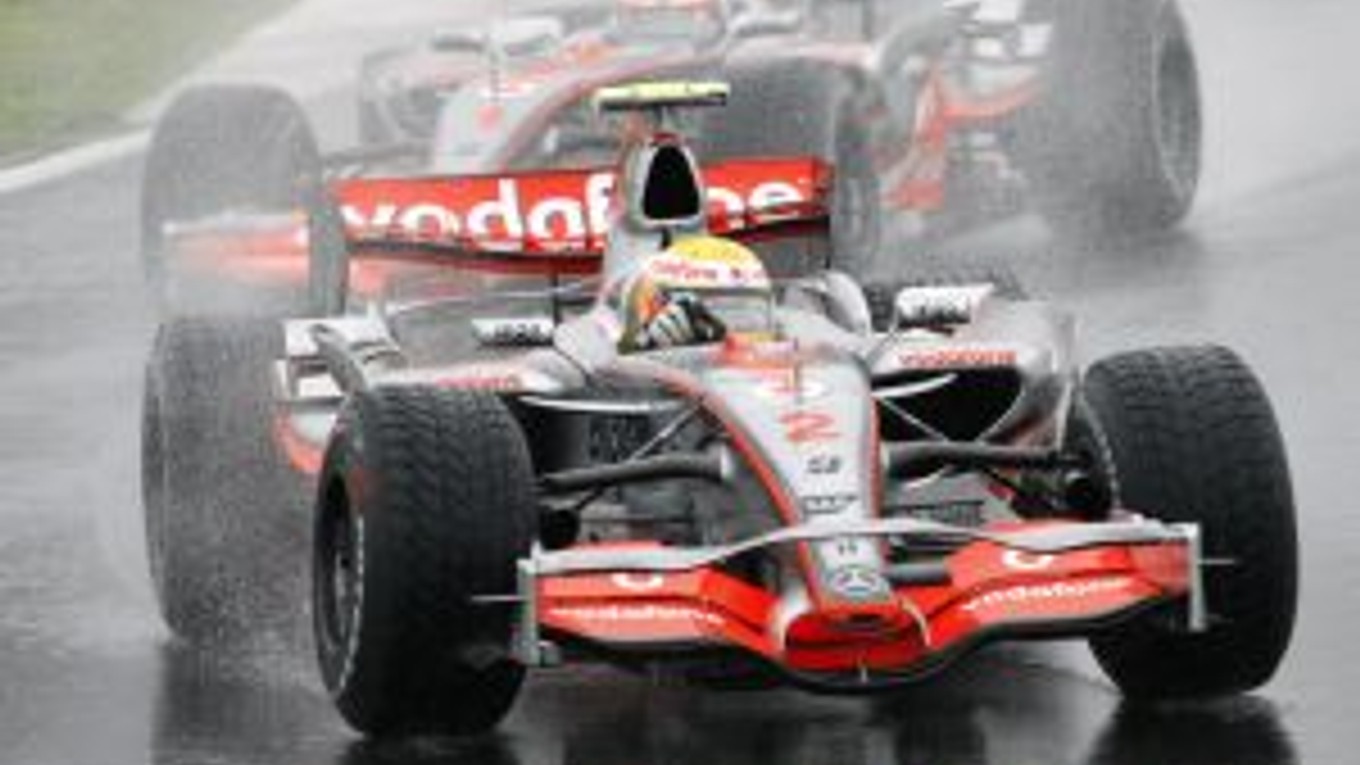 Lewis Hamilton je po havári kolegu Alonsa opäť bližšie k zisku majstrovského titulu.