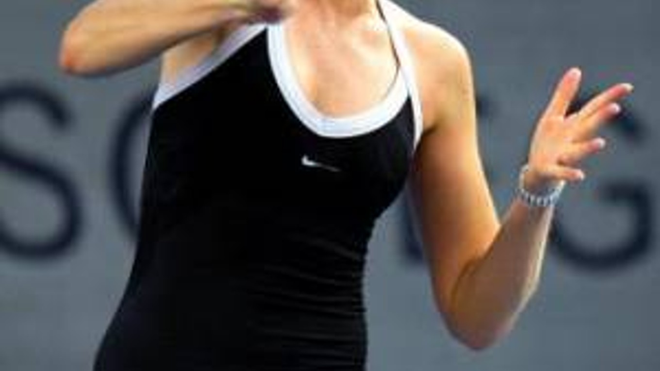 Slovenka Daniela Hantuchová odvracia loptičku Srbke Ane Ivanovičovej vo finálovom zápase turnaja Fortis Championships 30. septembra 2007 v Luxemburgu.