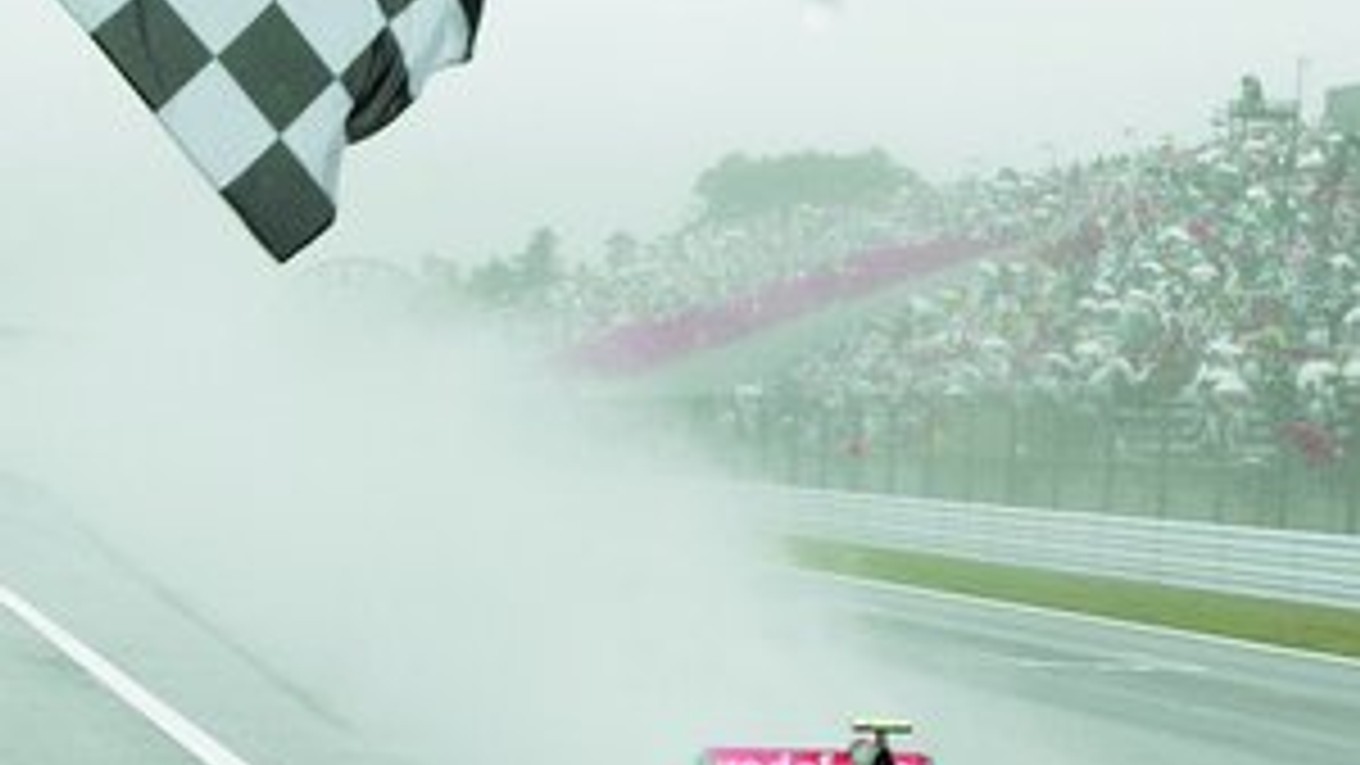 Lewis Hamilton na vozidle McLaren-Mercedes v cieli Veľkej ceny Japonska.