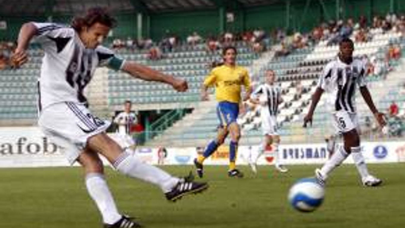 Petržalčania sa budú v Aténach najviac spoliehať na výkon svojho kapitána Jána Kozáka, ktorý v poslednom kole Cogoň ligy strelil Dubnici dva góly