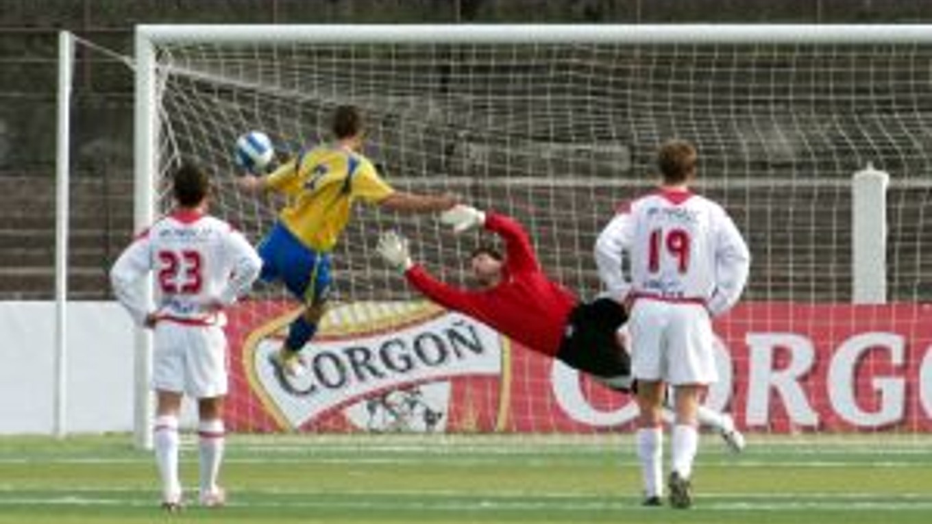 Brankár AS Roman Hodál (druhý sprava) dostáva druhý gól z pokutového kopu. Do štvrťfinále SLovenského pohára sa tak pozrie košický tím.