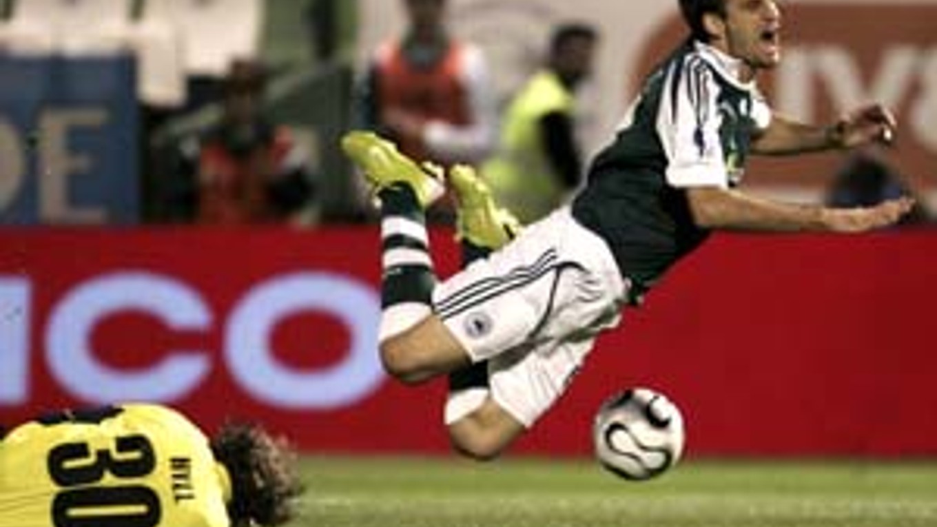 Knokaut pre Artmediu v 73. min. Po tomto zákroku brankára Miroslava Hýlla, ktorý čisto vypichol loptu Anthonymu Šeričovi, nariadil belgický rozhodca Gumienny druhú penaltu. Tú Papadopoulos premenil na tretí gól Panathinaikosu a bolo rozhodnuté. Zo zápasu