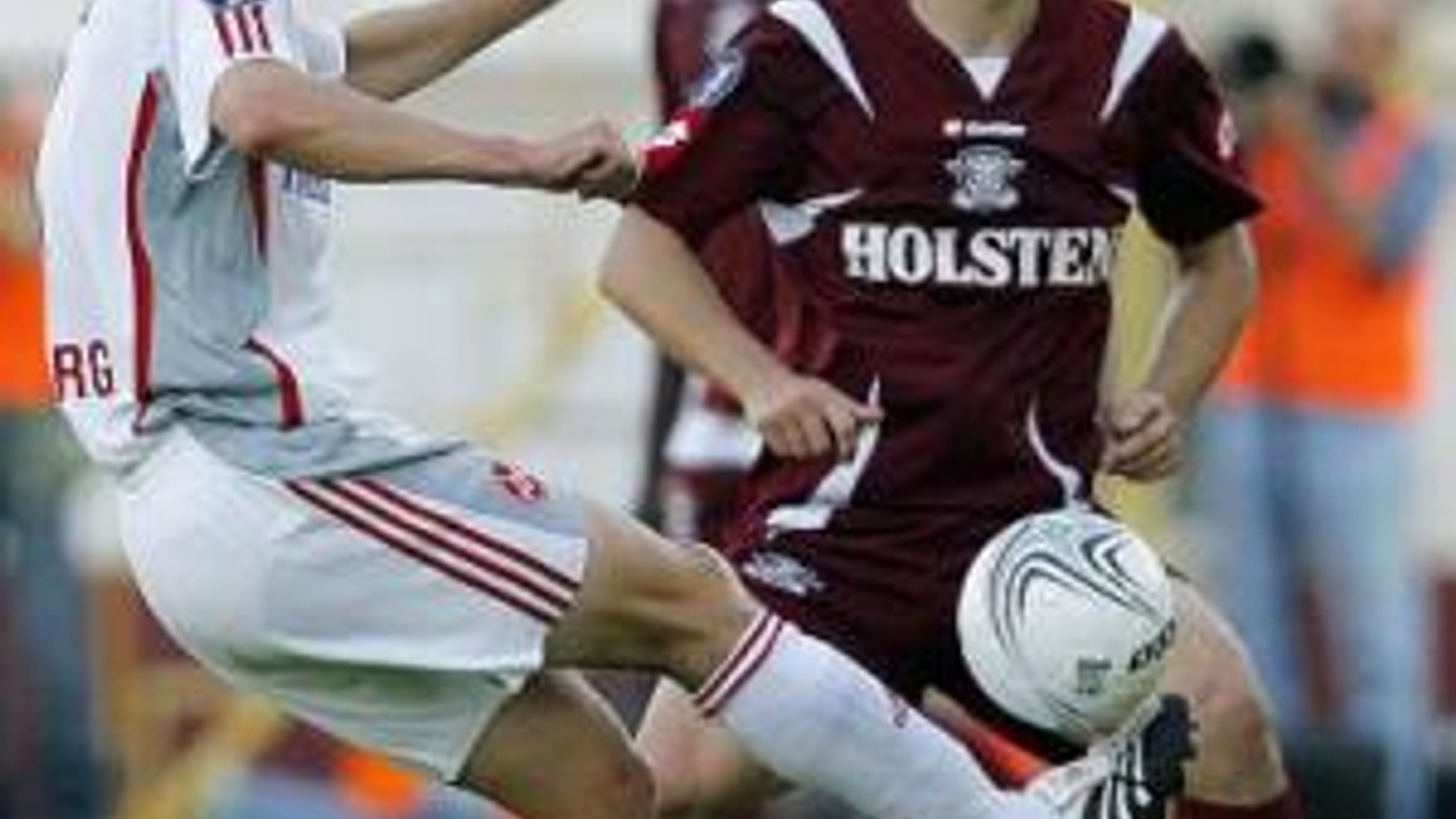 Slovenský hráč Norimbergu Marek Mintál (vľavo) kontroluje loptu pred hráčom Rapidu Bukurešť Cristianom Sapunarom (vpravo) v zápase Pohára UEFA v Bukurešti 4.októbra 2007.