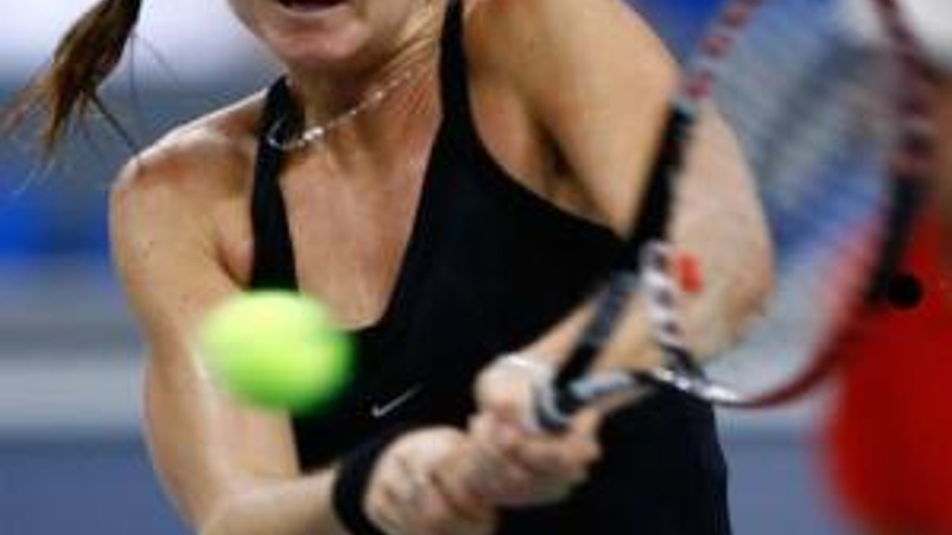 Daniela Hantuchová odvracia úder Jeleny Dementievovej v 2. kole turnaja v nemeckom Stuttgarte