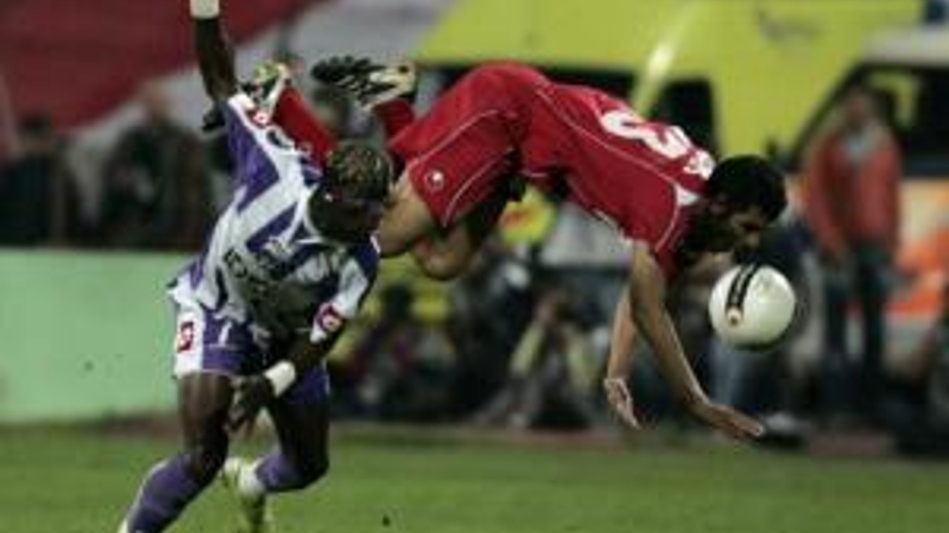 Fode Mansare bojuje o loptu s Nikolom Vujadinovičom v odvetnom zápase Pohára UEFA medzi bulharským CSKA Sofia a francúzskym Toulouse