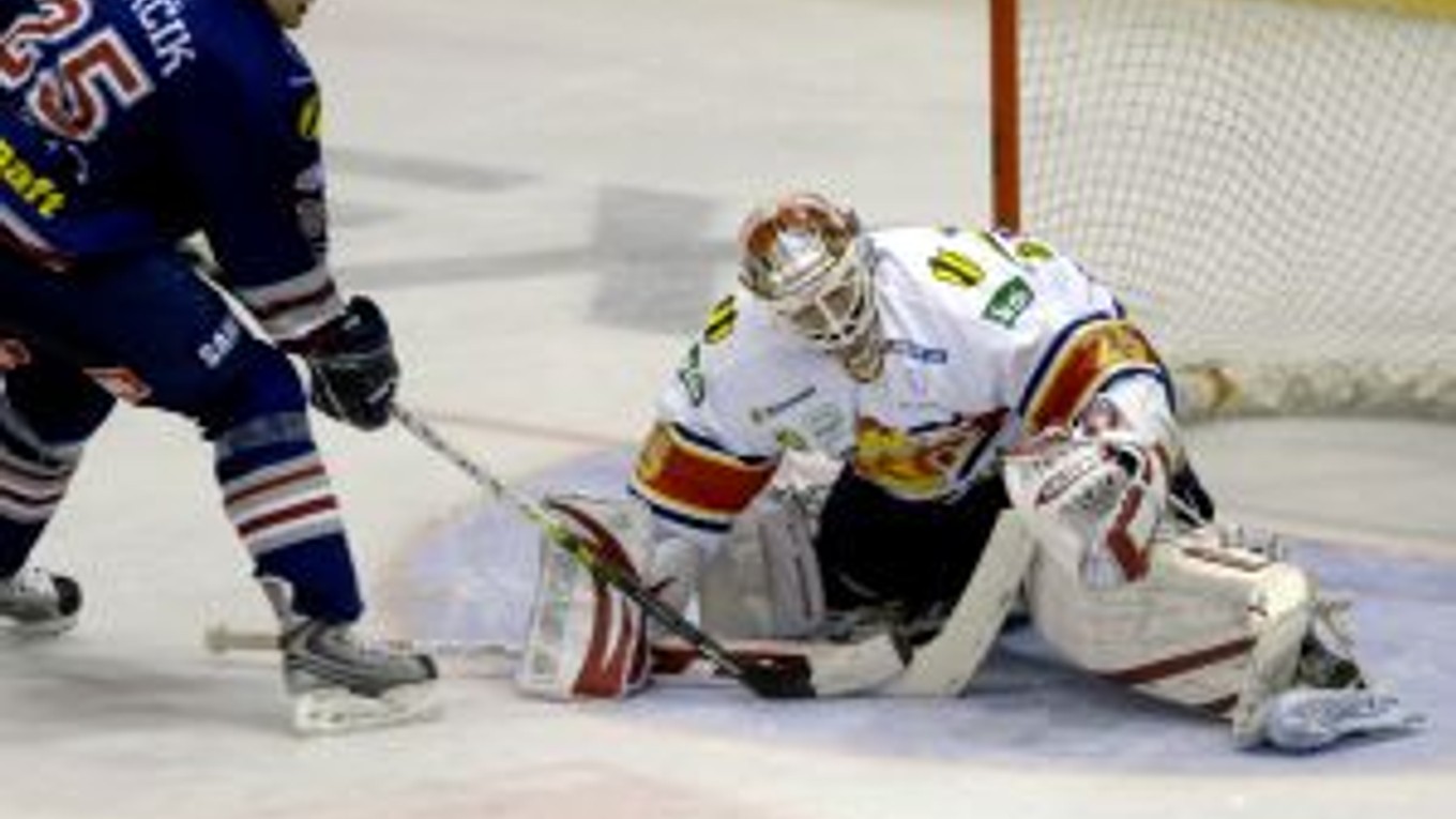 Juraj Gráčik z domáceho Slovana (vľavo) sa snaží prekonať brankára Zvolena Petra Ševelu.