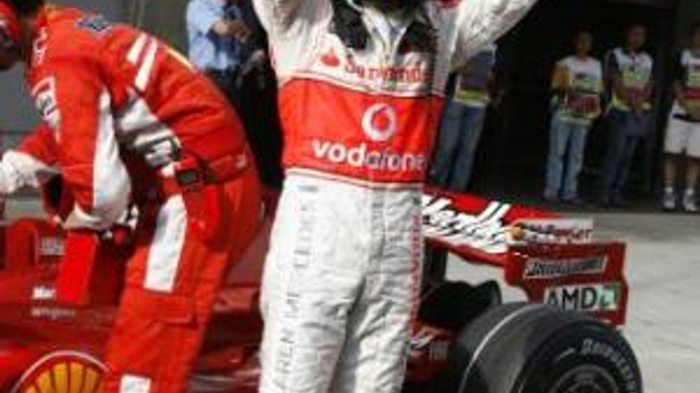 Pilot stajne McLaren Mercedes Lewis Hamilton si vybojoval v Číne už svoju šiestu pole position v sezóne