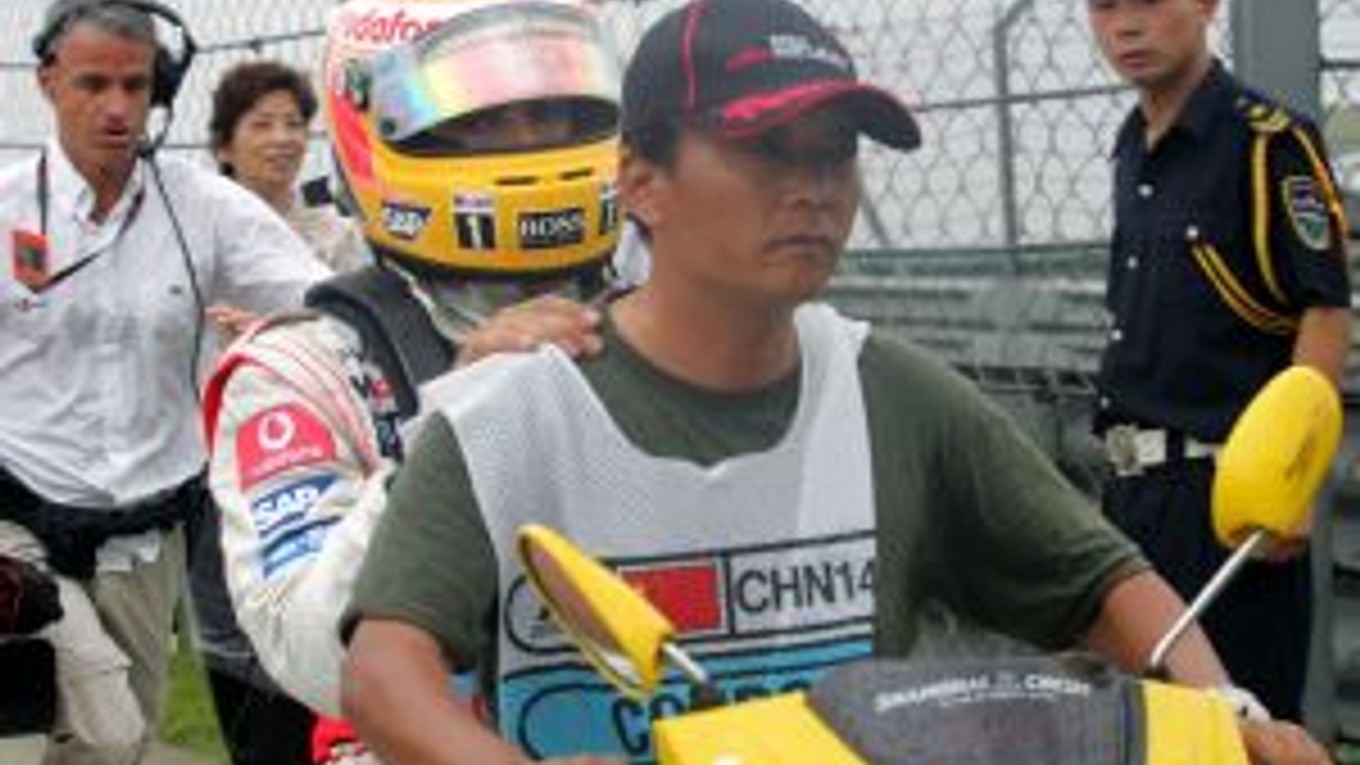 Vedúci jazdec priebežného poradia Lewis Hamilton nedokončil VC Číny a po víťazstve Räikkönena a 2. mieste Alonsa je pred záverečnými pretekmi boj o totul majstra sveta otvorený.