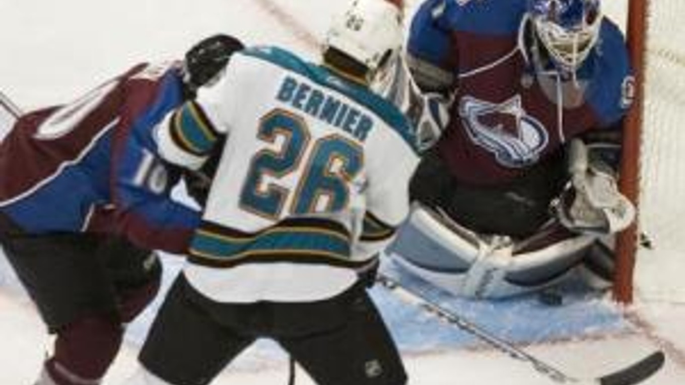 Háč San Jose Steve Bernier (uprostred) v gólovej šanci pred slovenským brankárom Colorada Petrom Budajom (vpravo) a bránený hráčom Colorada Wyattom Smithom (vľavo) v zápase NHL v Denveri 7.októbra 2007.