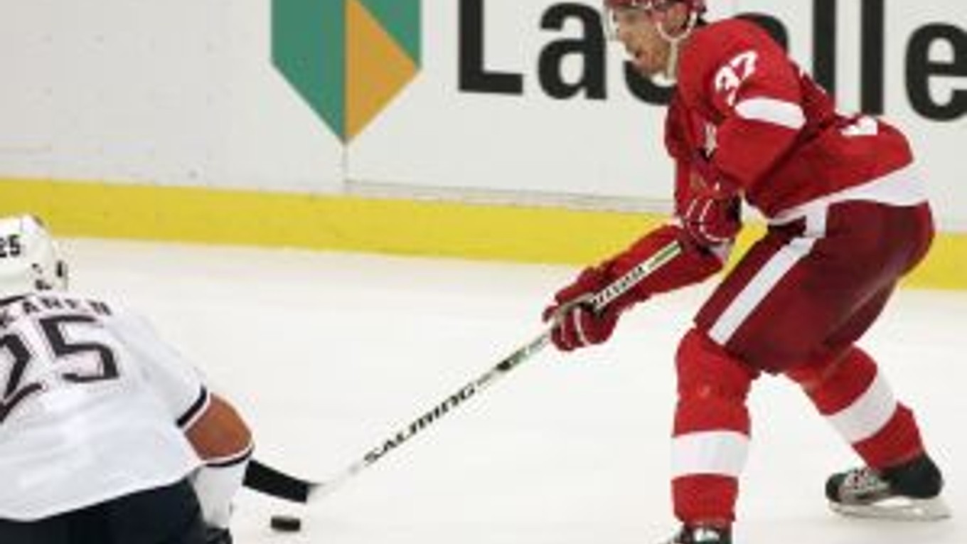 Mikael Samuelsson z Detroitu preniká obranou Edmontonu. Red Wings sa tešili z výhry nad Oilers v pomere 4:2.