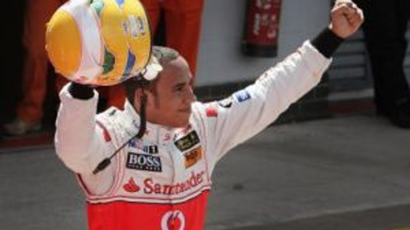 Priebežný líder Lewis Hamilton chce po pretekoch navštíviť hrob Ayrtona Sennu.
