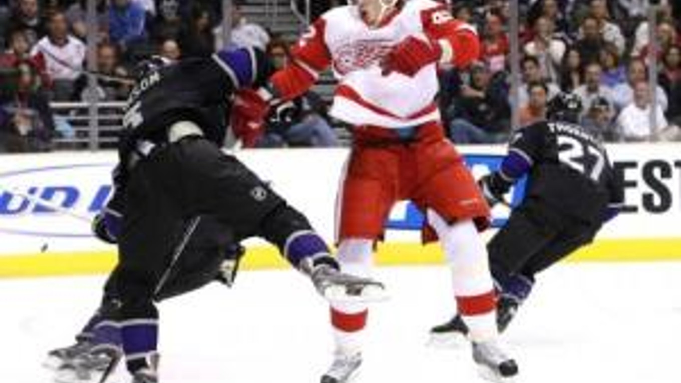 Jack Johnson z Los Angeles Kings (vľavo) bráni Slovákovi Tomášovi Kopeckému z Detroitu Red Wings v zápase NHL 14. októbra 2007 v Los Angeles.